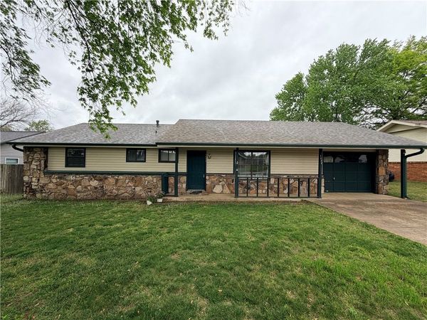 1022 Hummingbird Lane, Siloam Springs, AR 72761