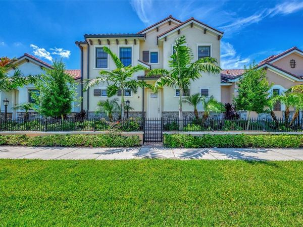 906 E VENICE AVENUE, VENICE, FL 34285