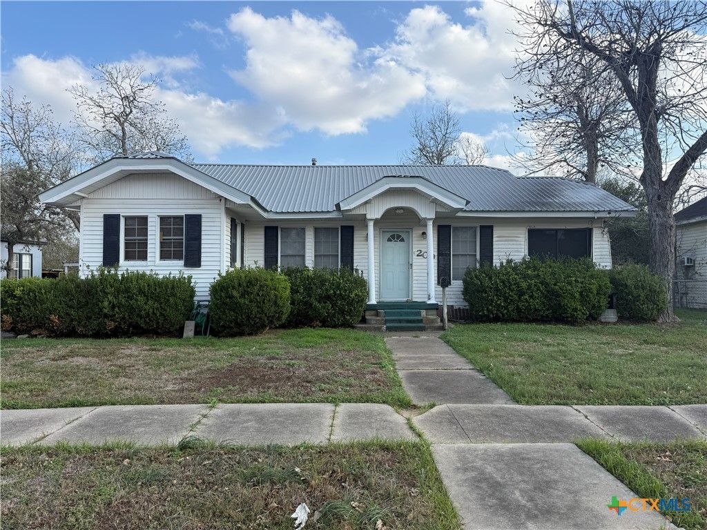209 Rose St., Yoakum, TX 77995 Main Photo