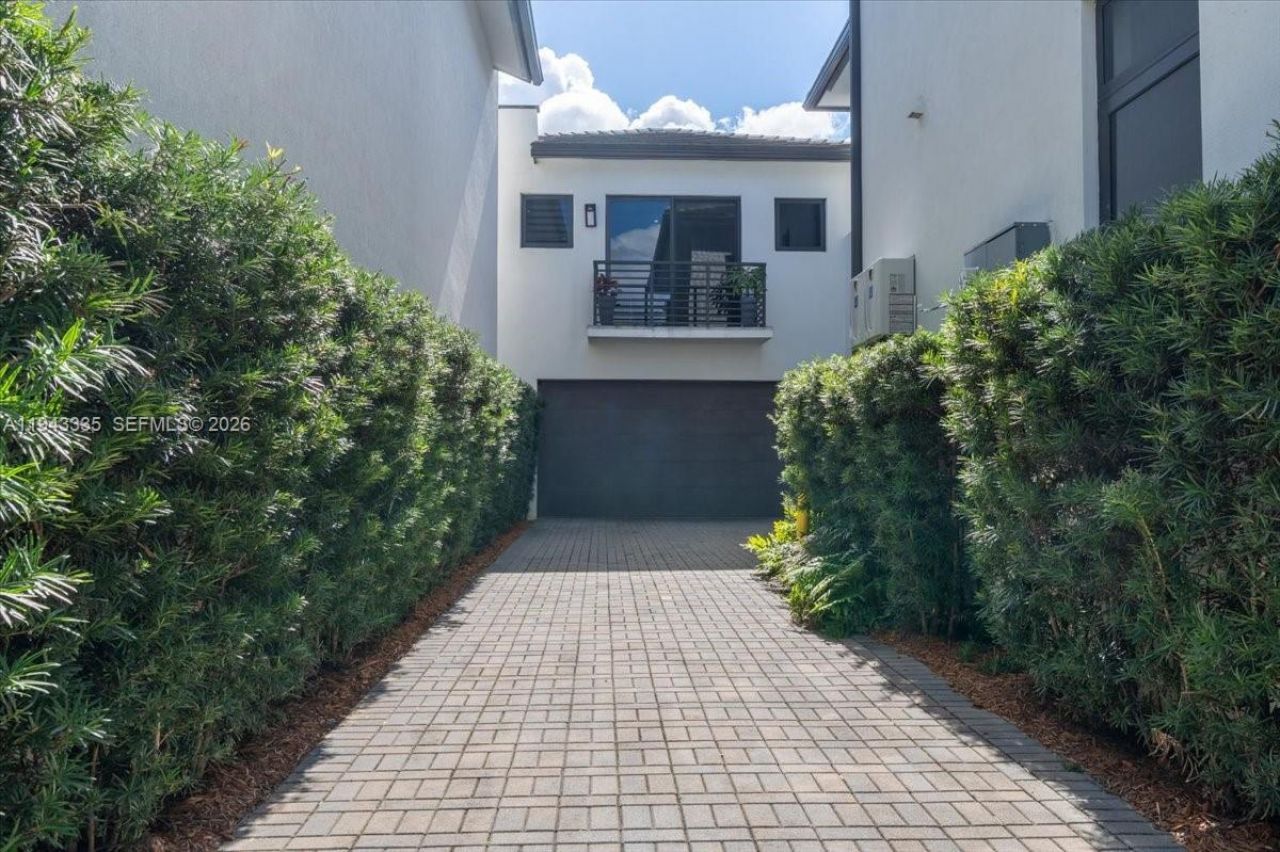 8156 NW 48th Ter, Doral, FL 33166 Photo