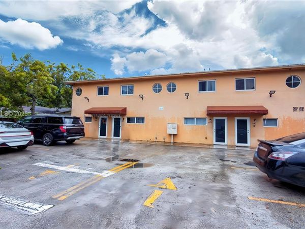 16585 NE 3 AVE, Miami, FL 33162