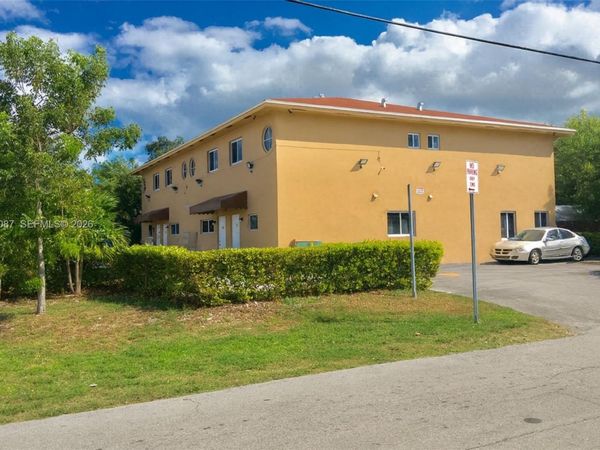 16585 NE 3 AVE, Miami, FL 33162