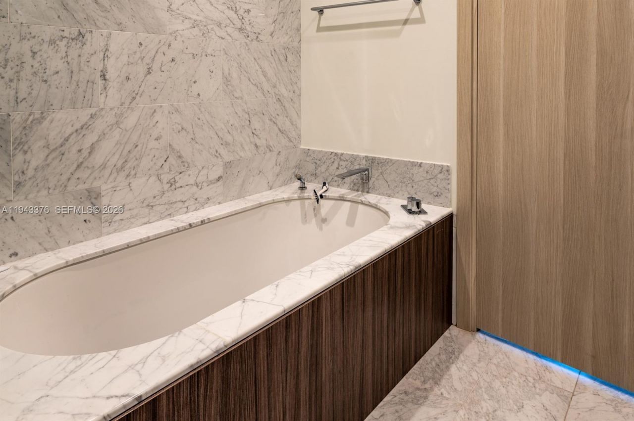 1000 Brickell Plz, Unit 1806, Miami, FL 33131 Photo