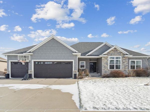 380 Ascot Ln, Robins, IA 52328