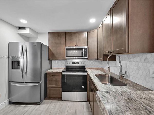 2850 Somerset Dr, Unit 105L, Lauderdale Lakes, FL 33311