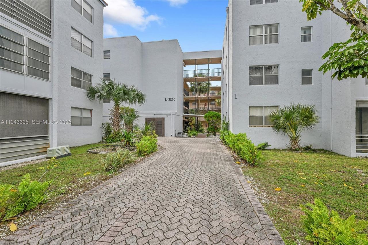 2850 Somerset Dr, Unit 105L, Lauderdale Lakes, FL 33311 Photo