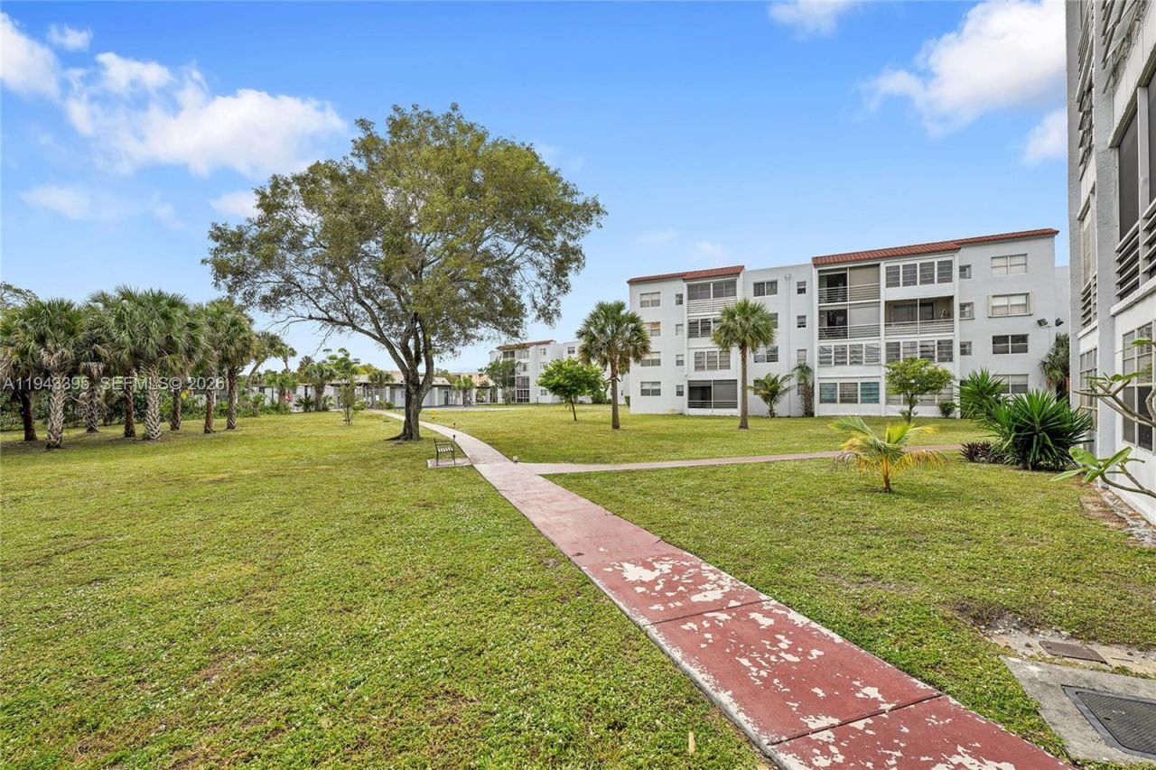 2850 Somerset Dr, Unit 105L, Lauderdale Lakes, FL 33311 Photo