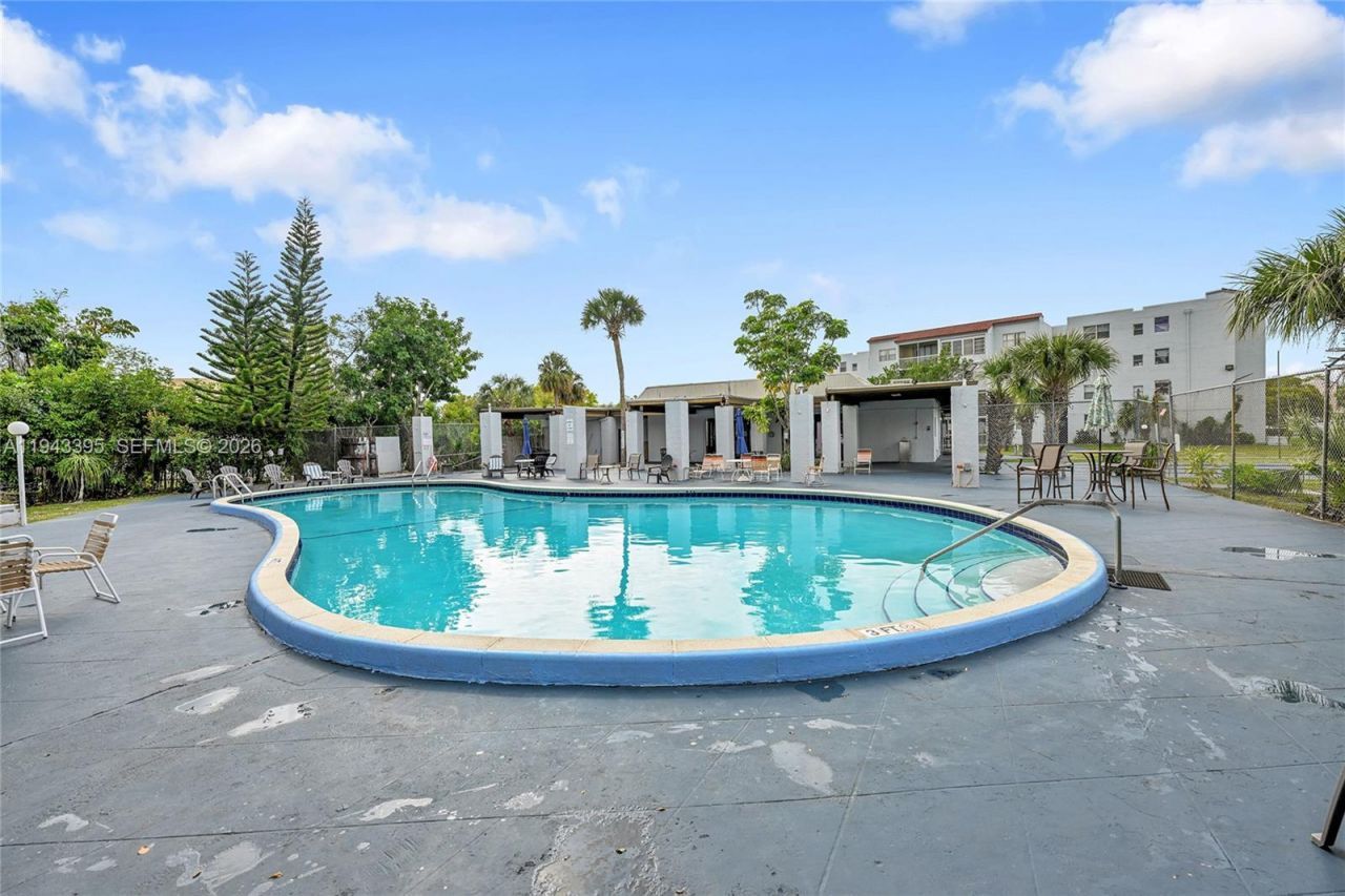 2850 Somerset Dr, Unit 105L, Lauderdale Lakes, FL 33311 Photo