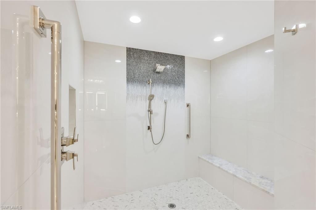 13675 Vanderbilt Dr, Unit 605, Naples, FL 34110 Photo