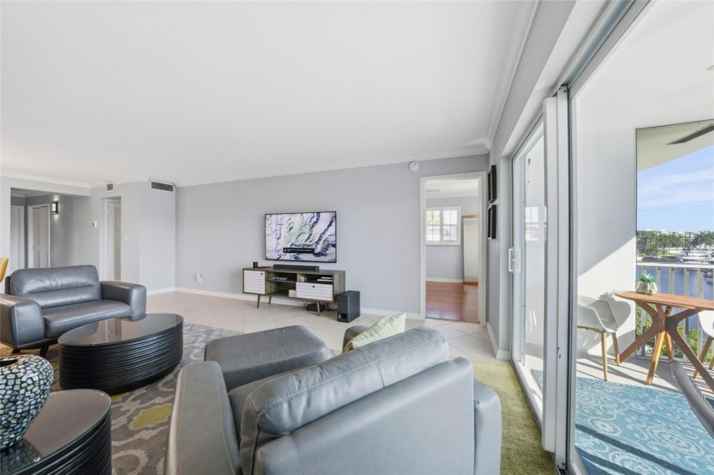 1332 Bayview Drive, Unit 401, Fort Lauderdale, FL 33304 Photo