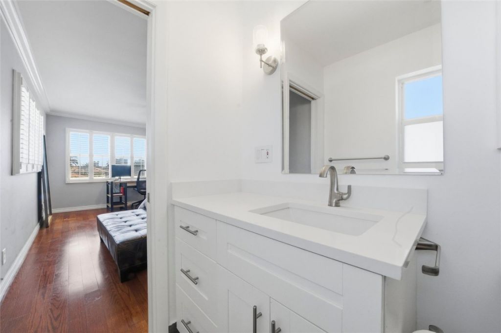 1332 Bayview Drive, Unit 401, Fort Lauderdale, FL 33304 Photo