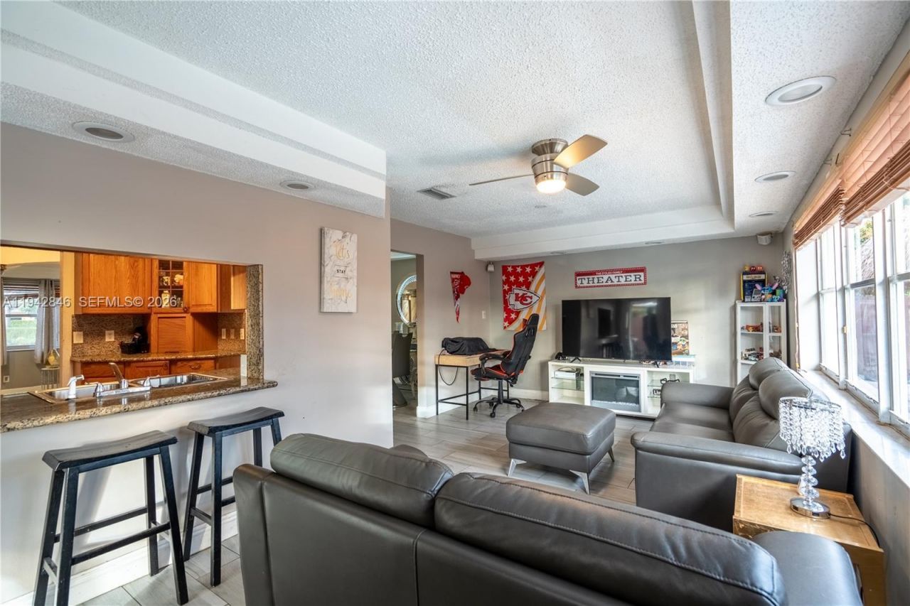 11700 Sheridan St, Pembroke Pines, FL 33026 Photo