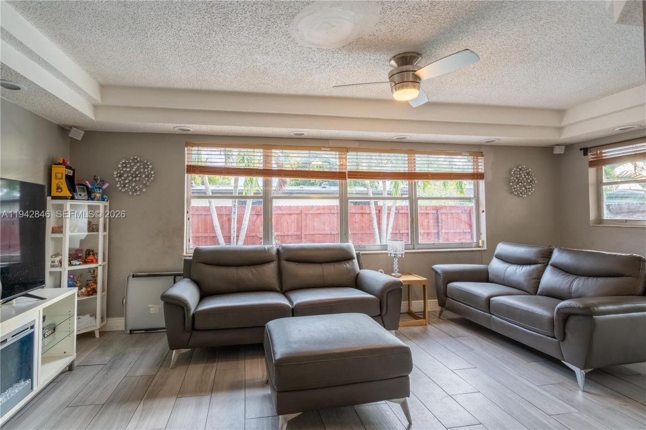 11700 Sheridan St, Pembroke Pines, FL 33026 Photo