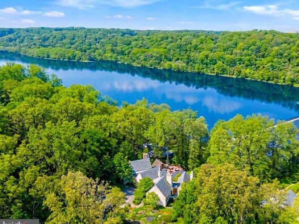 1100 CREST LANE, MCLEAN, VA 22101