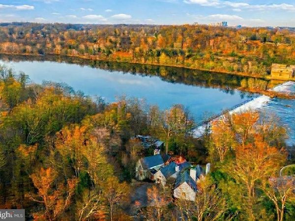 1100 CREST LANE, MCLEAN, VA 22101