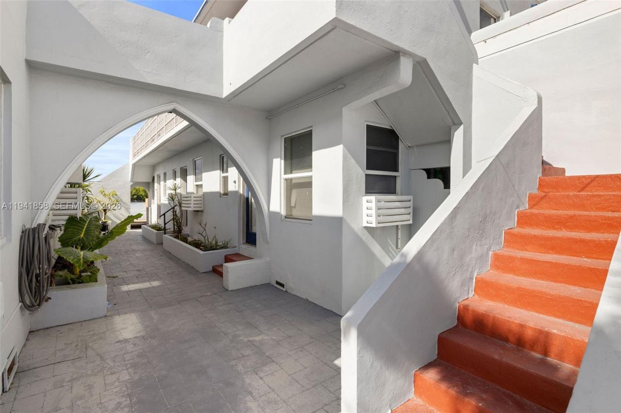 1908 N Ocean Dr , Unit 1B & 2B pa, Hollywood, FL 33019 Photo