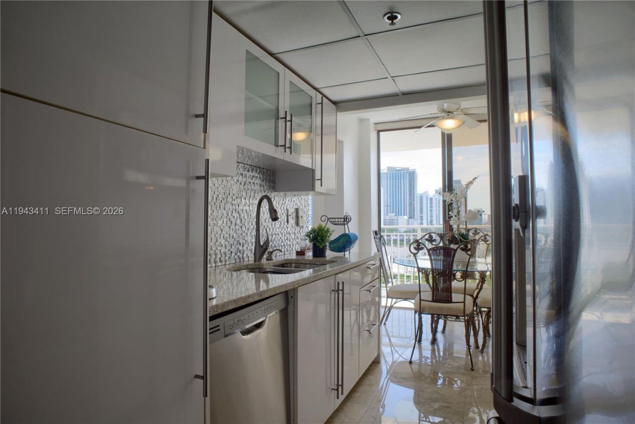 210 174th St, Unit 1008, Sunny Isles Beach, FL 33160 Photo
