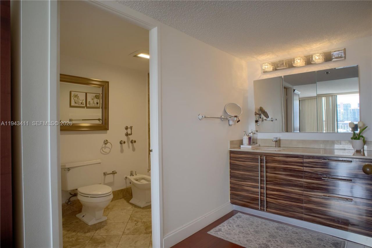 210 174th St, Unit 1008, Sunny Isles Beach, FL 33160 Photo