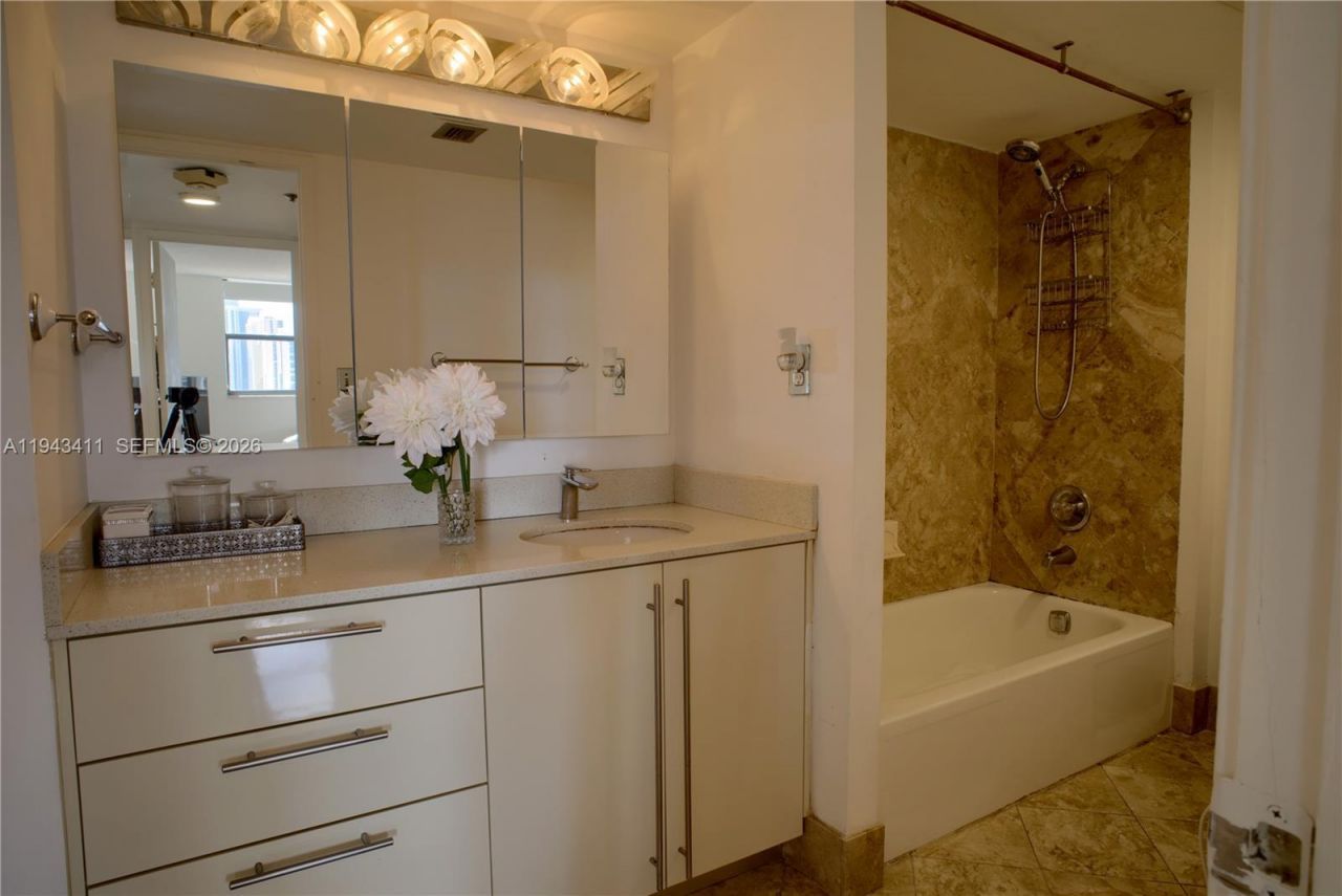 210 174th St, Unit 1008, Sunny Isles Beach, FL 33160 Photo