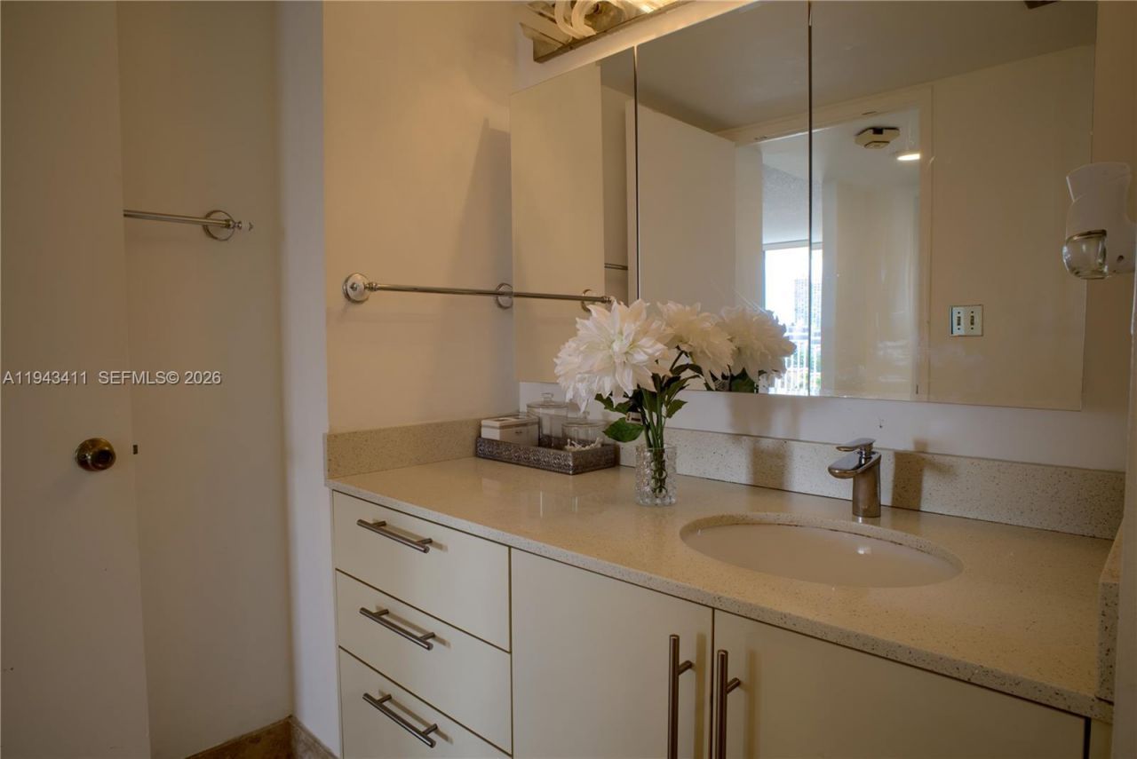 210 174th St, Unit 1008, Sunny Isles Beach, FL 33160 Photo