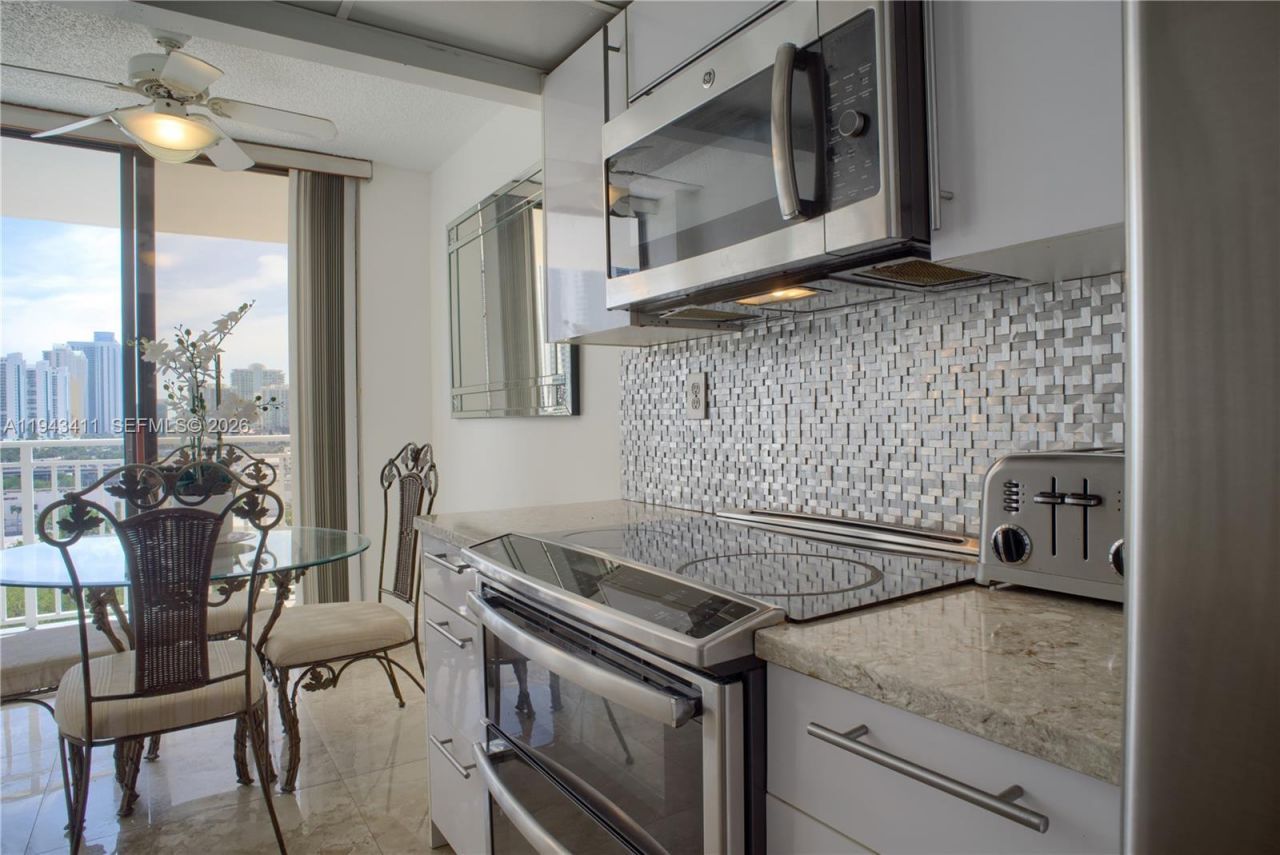 210 174th St, Unit 1008, Sunny Isles Beach, FL 33160 Photo