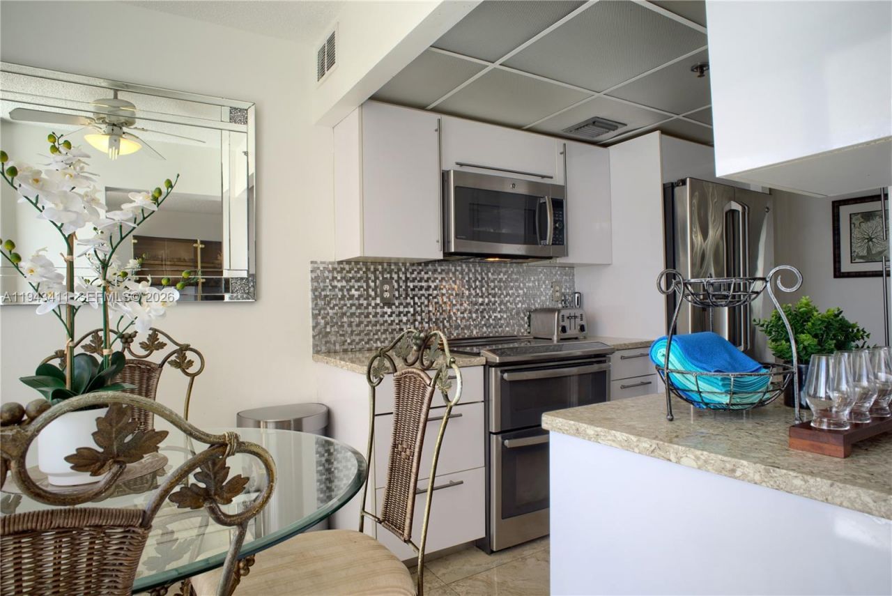 210 174th St, Unit 1008, Sunny Isles Beach, FL 33160 Photo