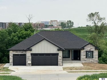 613 Valley Road, Papillion, NE 68046