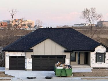 613 Valley Road, Papillion, NE 68046