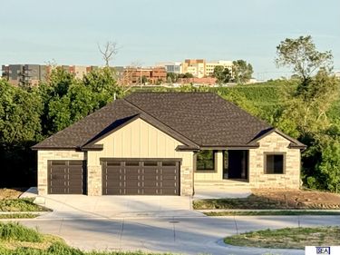 613 Valley Road, Papillion, NE 68046