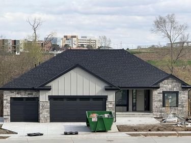 613 Valley Road, Papillion, NE 68046