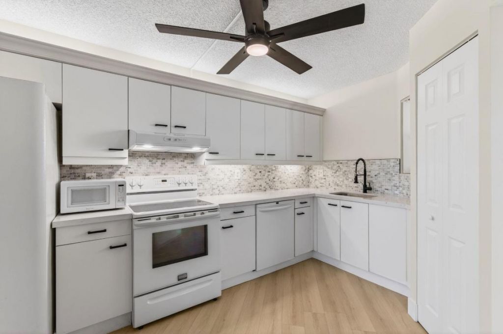 5900 Camino Del Sol, Unit 304, Boca Raton, FL 33433 Photo