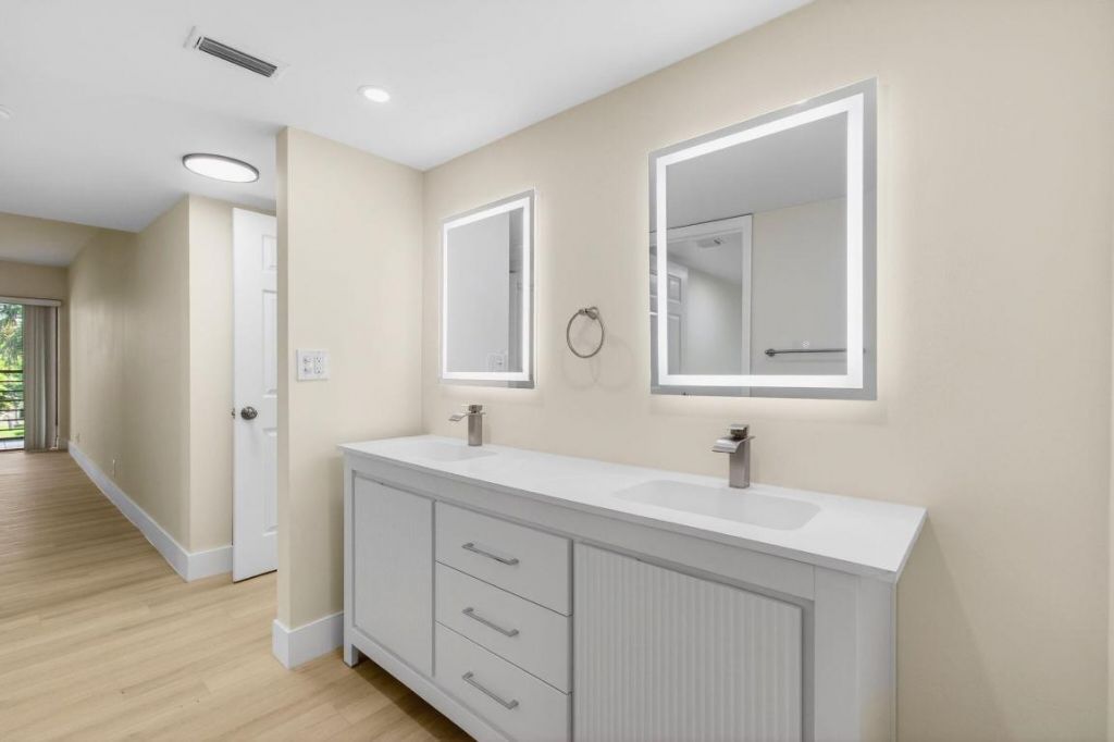 5900 Camino Del Sol, Unit 304, Boca Raton, FL 33433 Photo