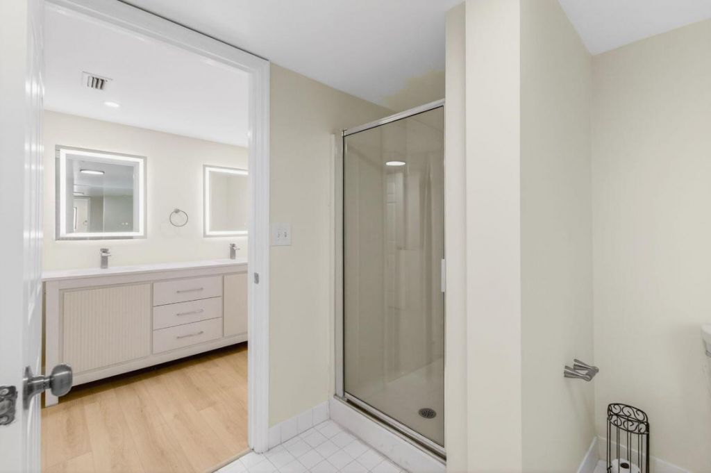 5900 Camino Del Sol, Unit 304, Boca Raton, FL 33433 Photo