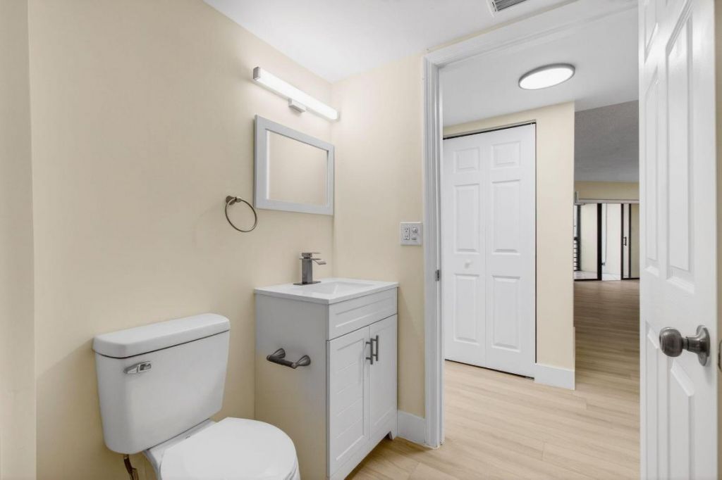 5900 Camino Del Sol, Unit 304, Boca Raton, FL 33433 Photo