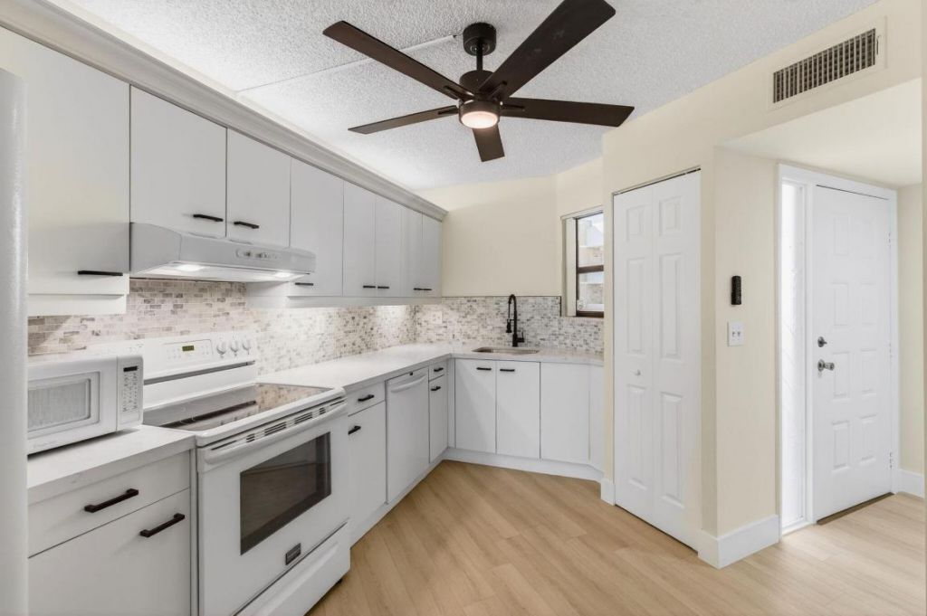 5900 Camino Del Sol, Unit 304, Boca Raton, FL 33433 Photo