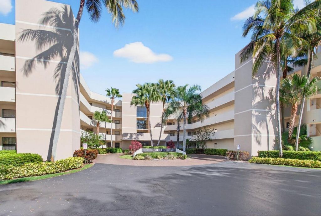 5900 Camino Del Sol, Unit 304, Boca Raton, FL 33433 Photo