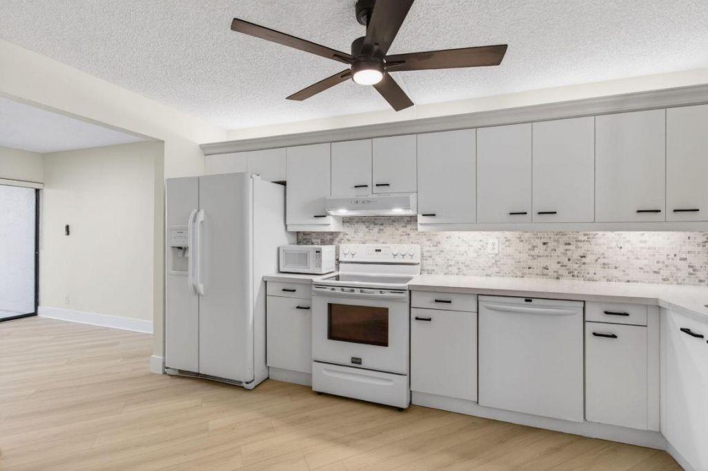 5900 Camino Del Sol, Unit 304, Boca Raton, FL 33433 Photo