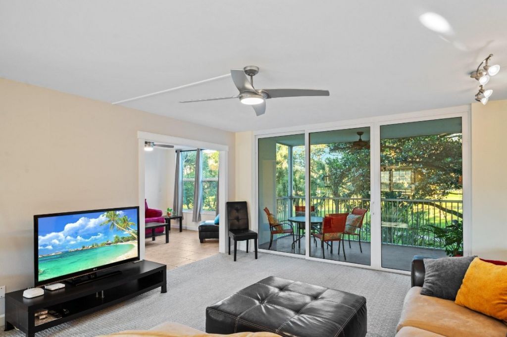 3900 Oaks Clubhouse Drive, Unit 310, Pompano Beach, FL 33069 Photo