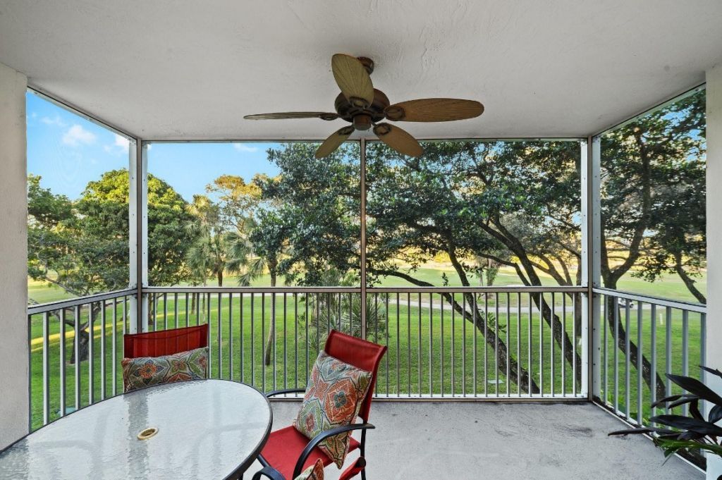 3900 Oaks Clubhouse Drive, Unit 310, Pompano Beach, FL 33069 Photo