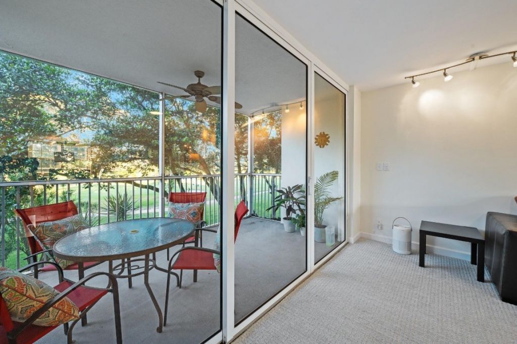 3900 Oaks Clubhouse Drive, Unit 310, Pompano Beach, FL 33069 Photo