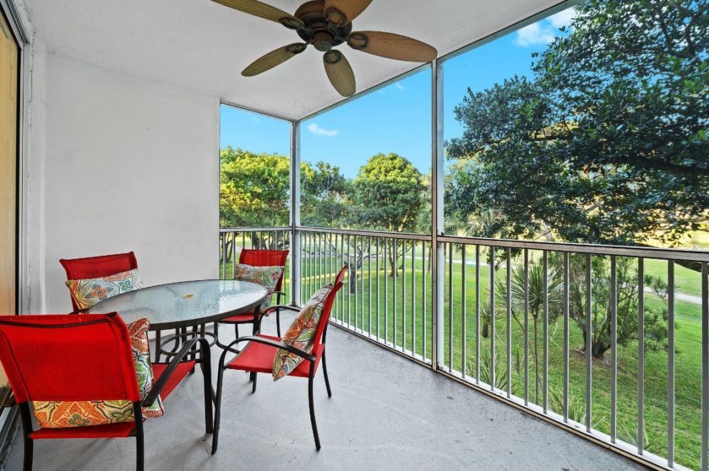 3900 Oaks Clubhouse Drive, Unit 310, Pompano Beach, FL 33069 Photo