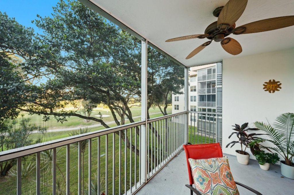 3900 Oaks Clubhouse Drive, Unit 310, Pompano Beach, FL 33069 Photo