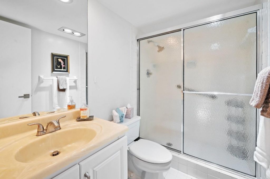 3900 Oaks Clubhouse Drive, Unit 310, Pompano Beach, FL 33069 Photo