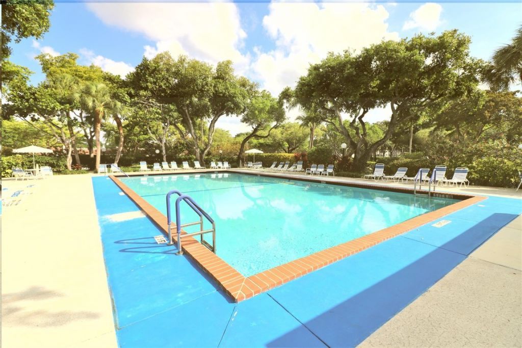 3900 Oaks Clubhouse Drive, Unit 310, Pompano Beach, FL 33069 Photo