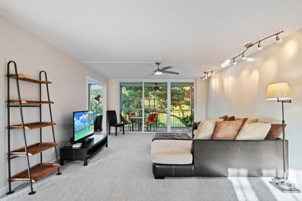 3900 Oaks Clubhouse Drive, Unit 310, Pompano Beach, FL 33069 Photo