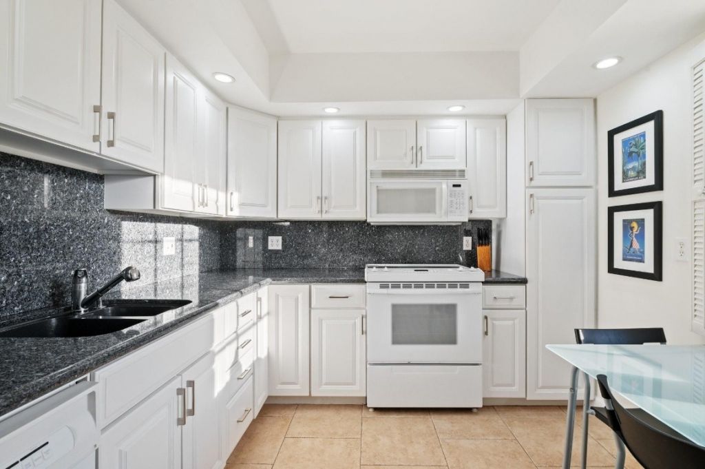 3900 Oaks Clubhouse Drive, Unit 310, Pompano Beach, FL 33069 Photo