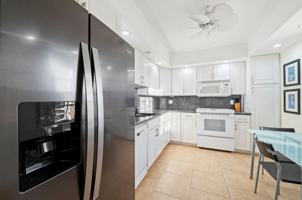 3900 Oaks Clubhouse Drive, Unit 310, Pompano Beach, FL 33069 Photo