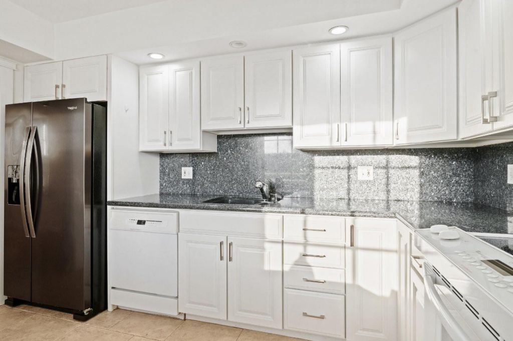 3900 Oaks Clubhouse Drive, Unit 310, Pompano Beach, FL 33069 Photo