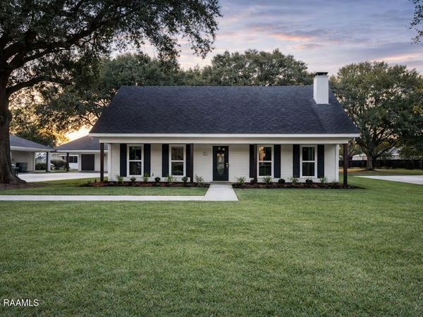 112 Thorn Drive, Youngsville, LA 70592