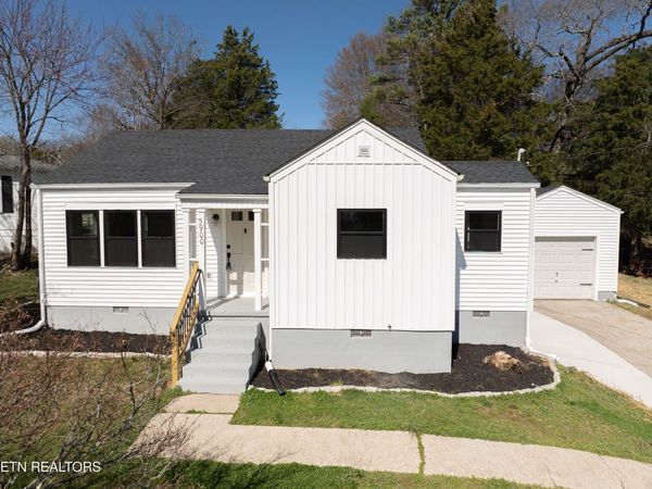 5900 Grove Drive, Knoxville, TN 37918